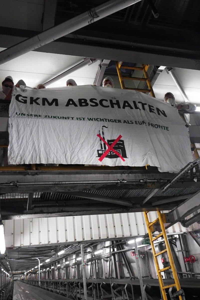 Kokolores_SW's tweet photo. Klimaaktivist*innen haben soeben das Förderband zum #Block9 des Grosskraftwerks #Mannheim besetzt. Vor dem GKM gibt es eine Blockade. Wir fordern den sofortigen Kohleausstieg! #deCOALonize #by2020weriseup #GKMabschalten @Ende__Gelaende https://t.co/ZcwouYMP9P