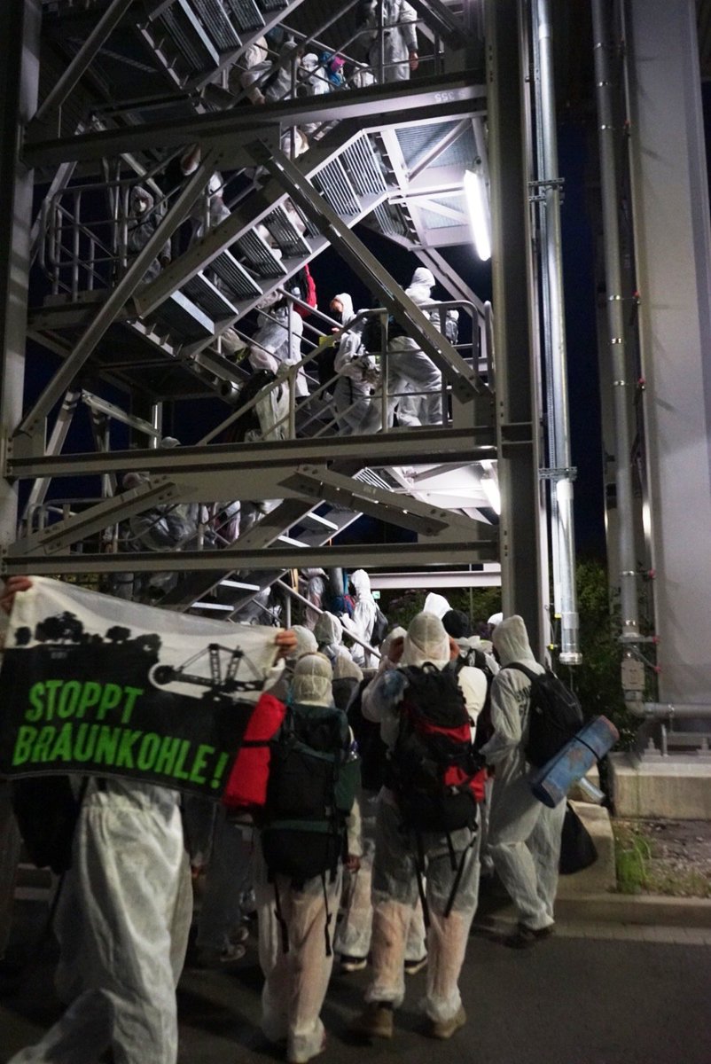 Kokolores_SW's tweet photo. Klimaaktivist*innen haben soeben das Förderband zum #Block9 des Grosskraftwerks #Mannheim besetzt. Vor dem GKM gibt es eine Blockade. Wir fordern den sofortigen Kohleausstieg! #deCOALonize #by2020weriseup #GKMabschalten @Ende__Gelaende https://t.co/ZcwouYMP9P