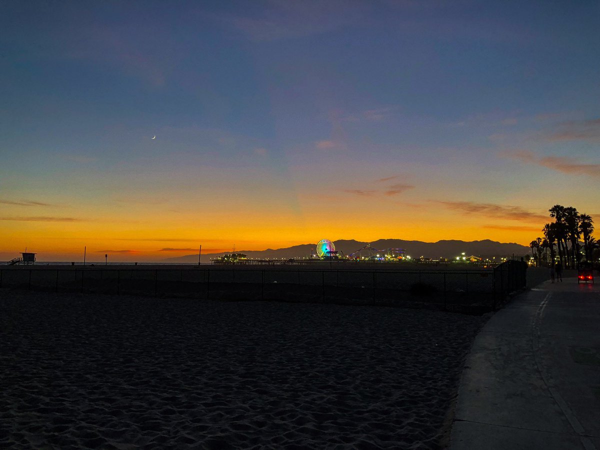 MirkoPerenzin's tweet photo. #Tramonto a #SantaMonica #Sunset #OceanFrontWalk #Oceano #Ocean #Spiaggia #Beach #CalifornicaStateRoute1 #SantaMonicaPier #California #USA #PicOfTheDay https://t.co/OV3yzzOscf