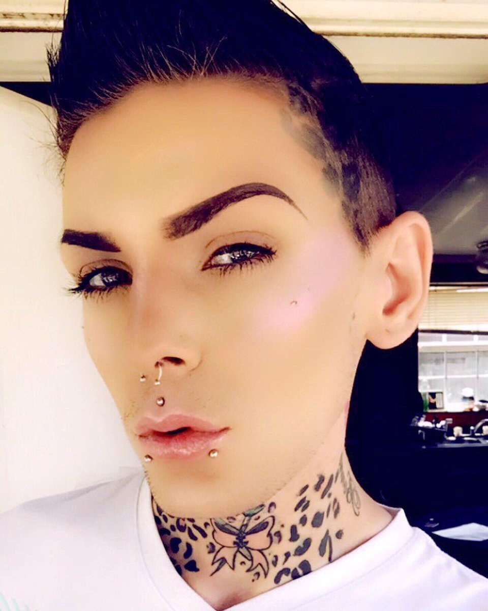 GaBeautyGirl's tweet photo. A face of perfection. Look at this jaw line, flawless highlighter and #brows! Don't hate, simply appreciate @barbiechaotic. This is a simple sexy look and would make a fab addition to any #prsearch. 

#makeupartist #eyebrows #makeupjunkie #highlighter #exoticlook #simplemakeup https://t.co/KUcb3uOp8K