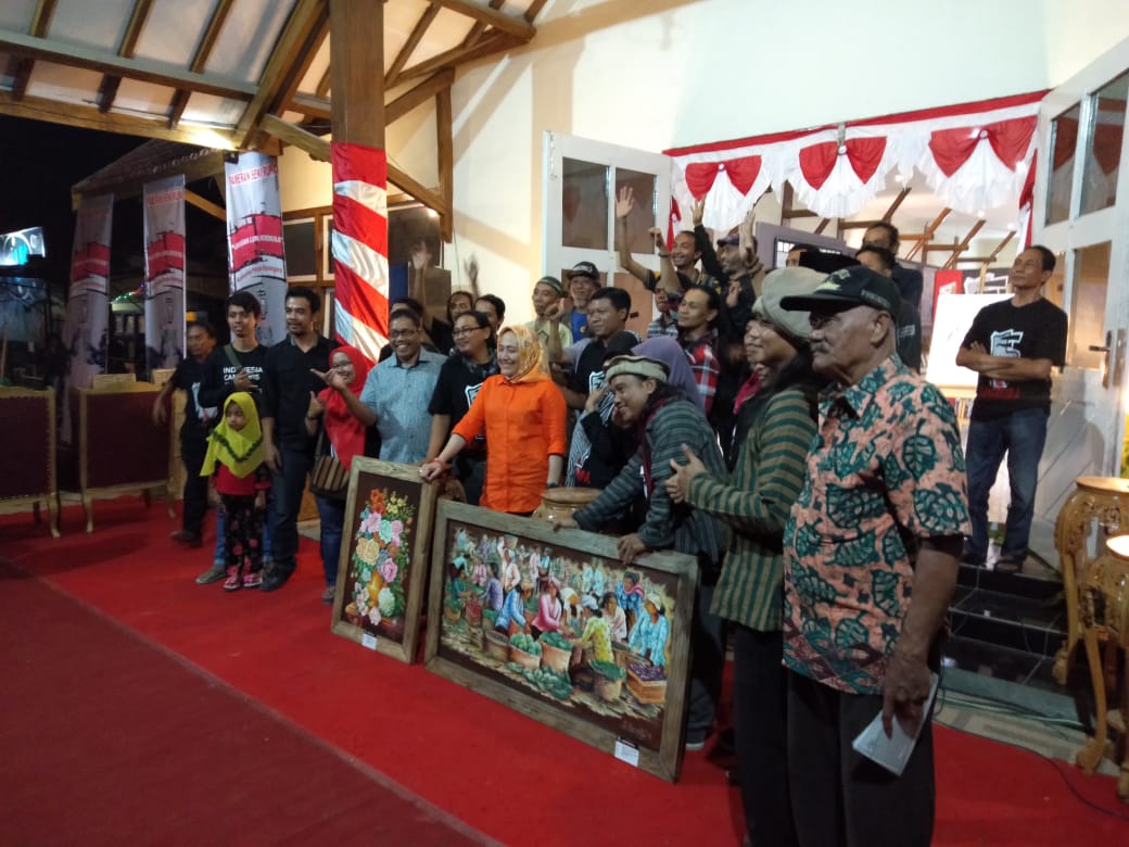 pemkab_bjn's tweet photo. Pameran seni rupa yang digelar oleh Komunitas Sang Rupa secara resmi dibuka oleh Bupati Bojonegoro Dr. Hj Anna Muawanah (02/08) di Gedung PCK Bojonegoro. https://t.co/vF6L1cfmgL