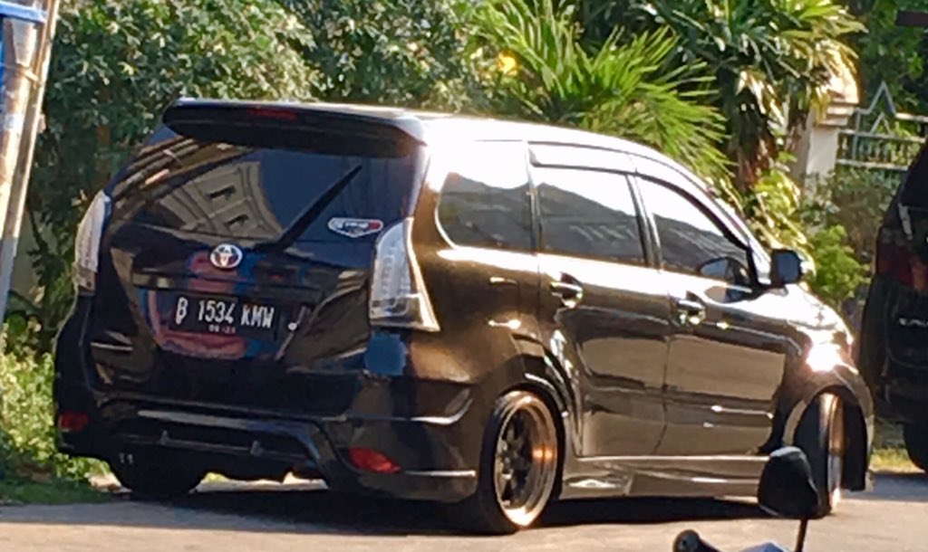 SiuRudy's tweet photo. Toyota Veloz warna nya kok aneh ya 🤔🤔🤔                                          @Velozcommunity @ToyotaID @bambang_bangun @didysoe  @Auto2000ID @toyotaastrido @KallaToyotaID @TunasToyotaHO https://t.co/Kz3dJM4hnq