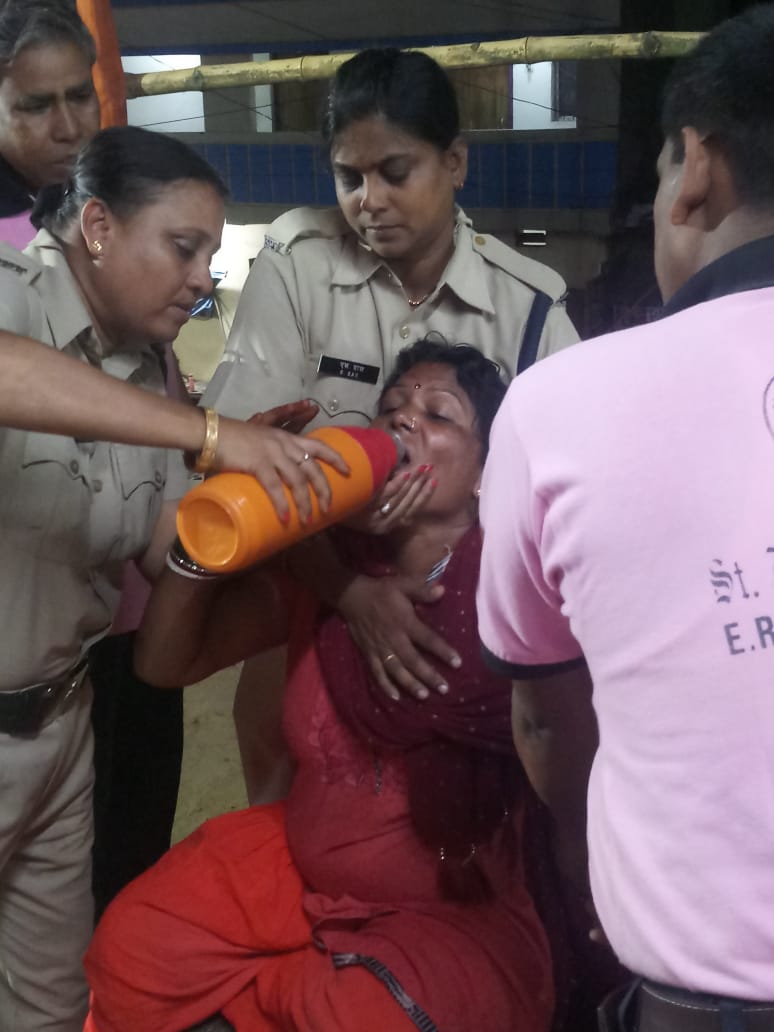 AsansolSrdsc's tweet photo. @DRM_ASN @EasternRailway @ambika_mishra65 @RPF_INDIA @arunkumar783 @PiyushGoyalOffc 
Service with Dedication:-  RPF rescued an ill lady passenger at Jasidih Railway station , provided first aid &amp; admitted her to Hospital. 
#Shravnimela2019 https://t.co/NUbIyahFCO