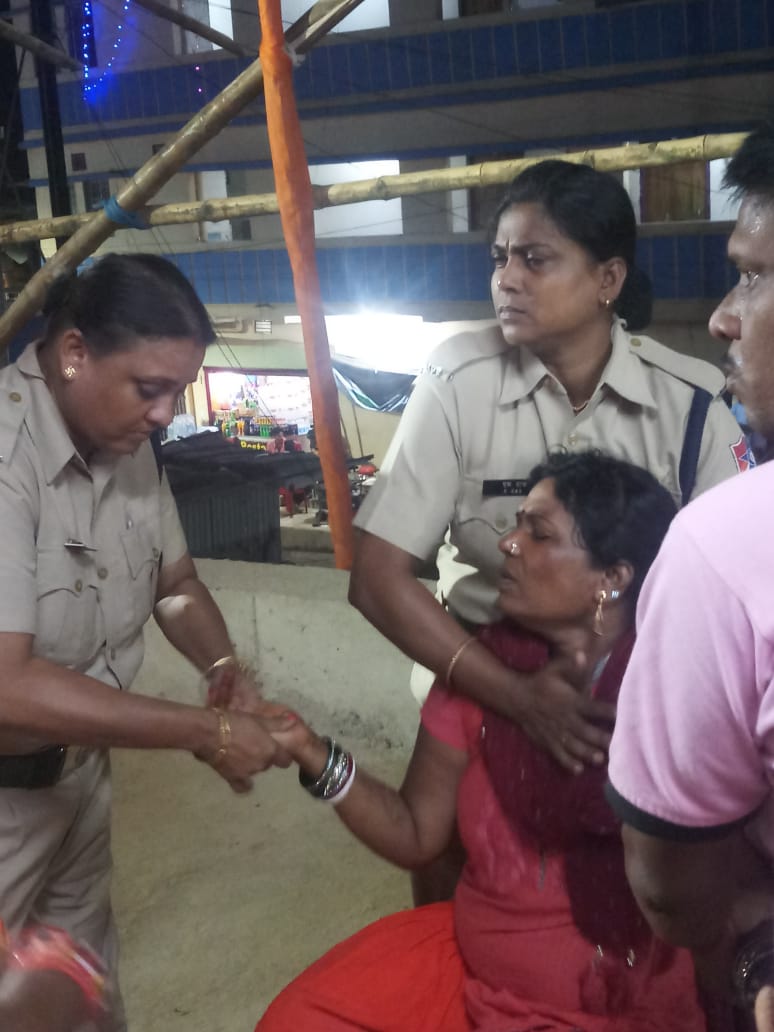 AsansolSrdsc's tweet photo. @DRM_ASN @EasternRailway @ambika_mishra65 @RPF_INDIA @arunkumar783 @PiyushGoyalOffc 
Service with Dedication:-  RPF rescued an ill lady passenger at Jasidih Railway station , provided first aid &amp; admitted her to Hospital. 
#Shravnimela2019 https://t.co/NUbIyahFCO