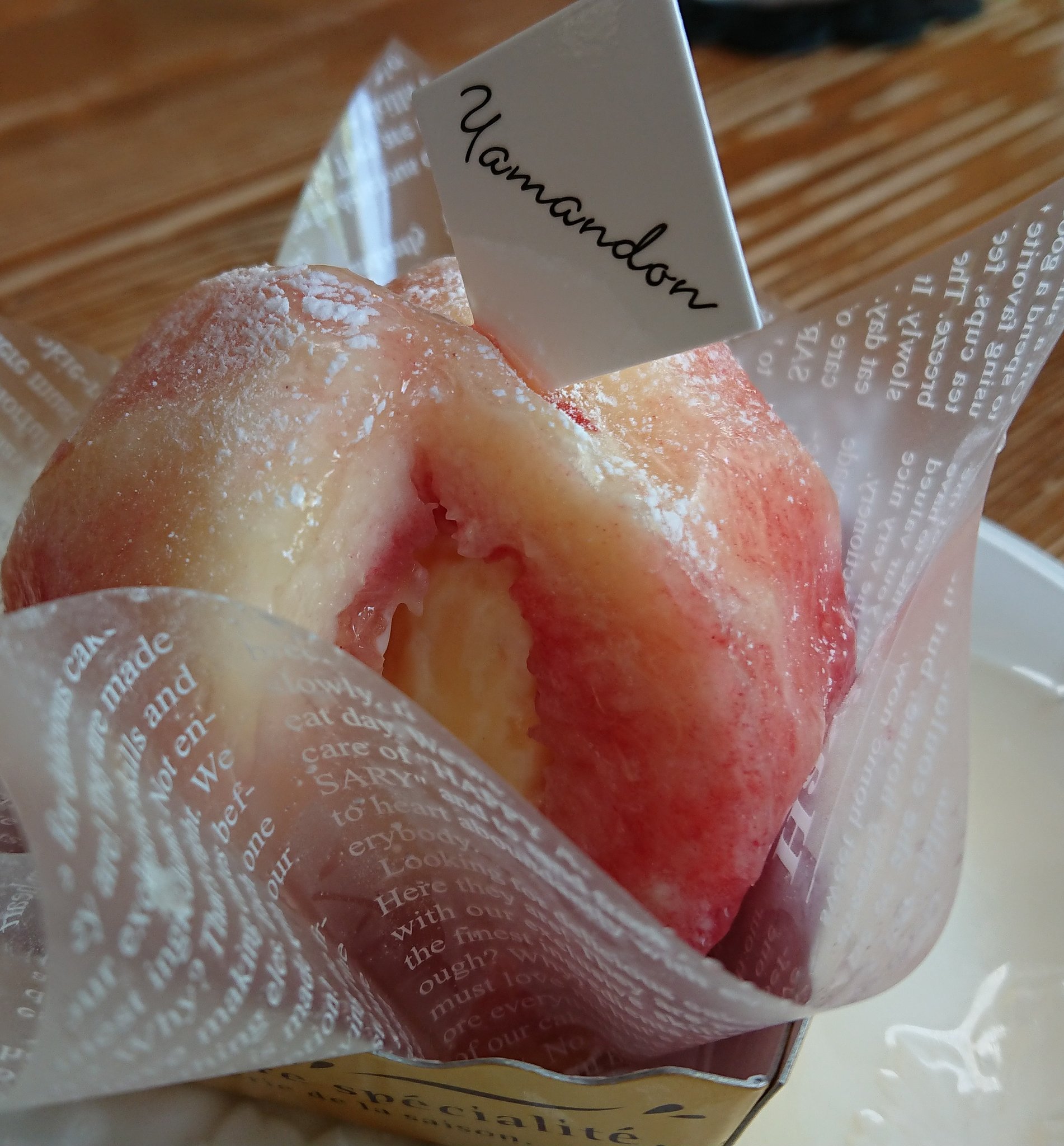 いりこ これがうきはで噂の 桃丸ごとケーキ 美味しい 葡萄棚を眺めながら みずみずしい桃のケーキを堪能中ですの やまんどんさんの中の果樹喫茶 夢語寄家 福岡県うきは市２２１２ ７ 丸ごと桃ケーキ T Co Rnob0osatg Twitter