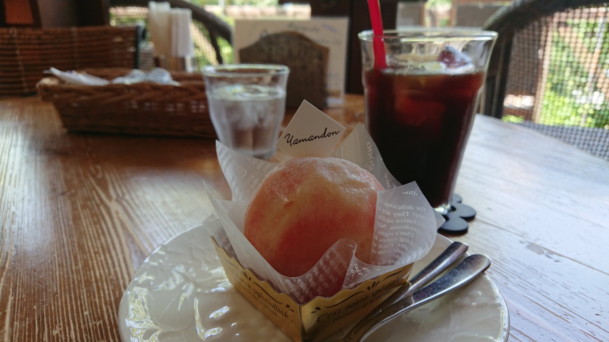 いりこ これがうきはで噂の 桃丸ごとケーキ 美味しい 葡萄棚を眺めながら みずみずしい桃のケーキを堪能中ですの やまんどんさんの中の果樹喫茶 夢語寄家 福岡県うきは市２２１２ ７ 丸ごと桃ケーキ T Co Rnob0osatg Twitter