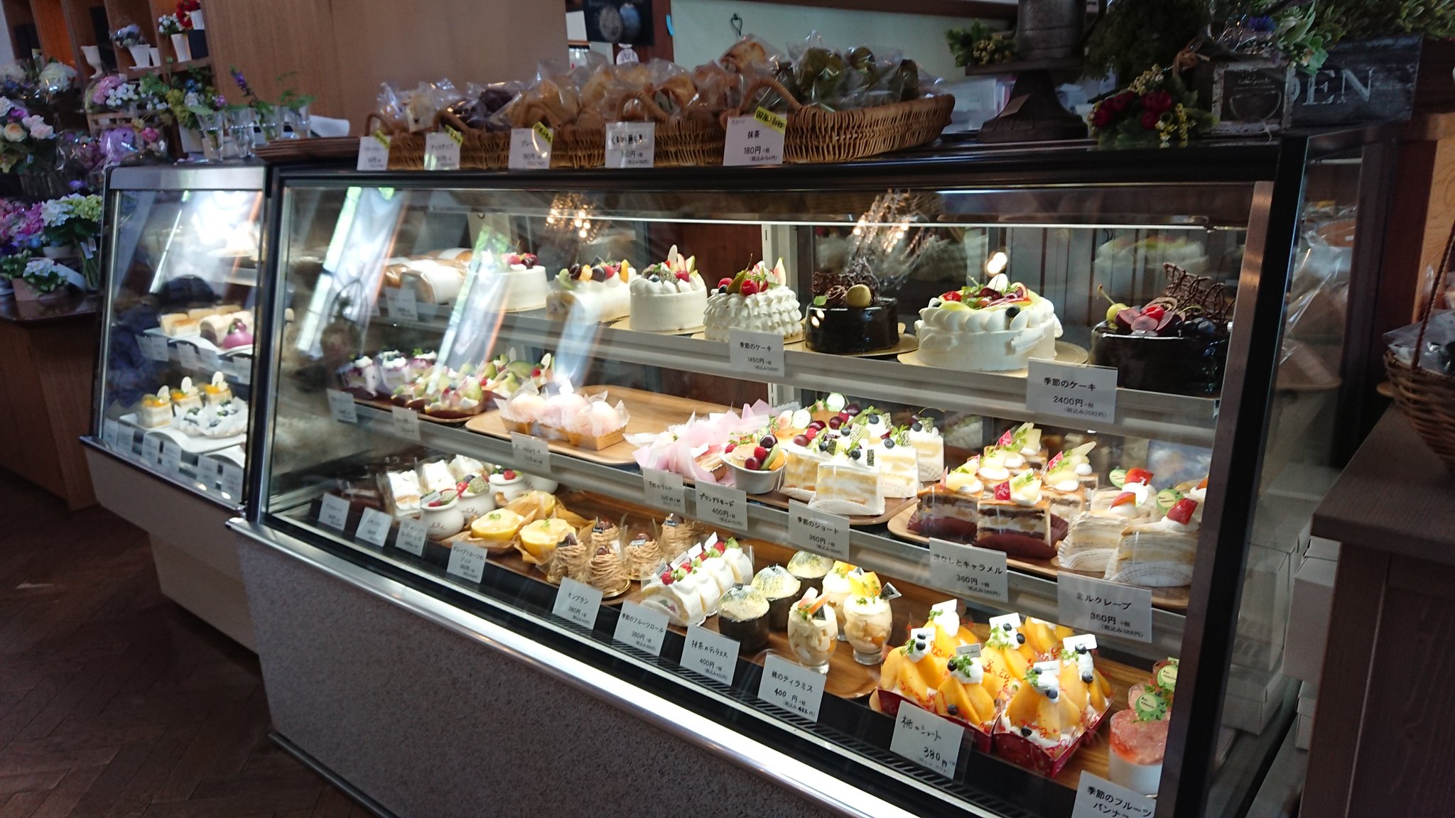 いりこ これがうきはで噂の 桃丸ごとケーキ 美味しい 葡萄棚を眺めながら みずみずしい桃のケーキを堪能中ですの やまんどんさんの中の果樹喫茶 夢語寄家 福岡県うきは市２２１２ ７ 丸ごと桃ケーキ T Co Rnob0osatg Twitter