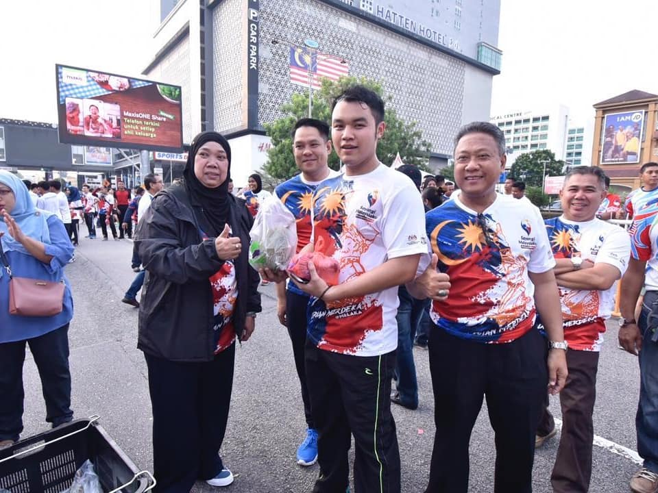 FAMA_Malaysia's tweet photo. Promosi Buah Durian Kepada Peserta Larian Merdeka Pelancaran Bulan Kemerdekaan &amp; Kibar Jalur Gemilang 2019 di Dataran Pahlawan , Melaka. 

Pssssss lepas lari-lari singgah mybestbuy 👌🏻 lepak makan-makan ya 🥩🍕🌯🥙🥫🍣🍤🍖🥯

@chedetofficial
@mydsa_official
@myii_official https://t.co/BZpncGwxTD