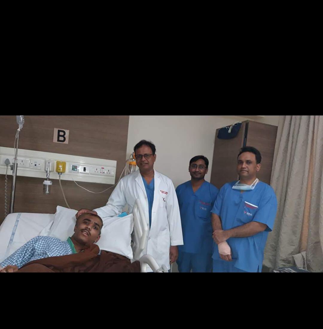 mnvamshi's tweet photo. హనంకొండ లో ఒక మెకానిక్ చెన్నం శ్రీనివాస్ కుమారుడు తీవ్రమైన మెదడు వ్యాధి తో గత పదమూడు నెలలుగా భాధపడ్తున్నాడు . ఇంకా మూడు ఆపరేషన్లు చేయాల్సి ఉంది , గౌరవ కేటీఆర్ గారికి సహాయం చేయవలసింది గా మనవి. నా ఫోన్ నెంబర్ 8143230333.@KTRTRS @KTRoffice @BTR_KTR https://t.co/HoslTypPEE