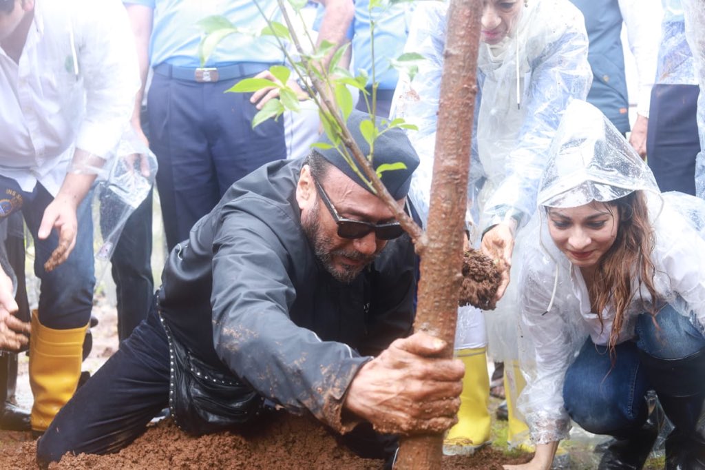 TanishaaMukerji's tweet photo. The @ngostamp #earthrenewalproject plantingdrive with #INSSHIVAJI lonavala on their 75 jubilee #LKCF #IIMUN @bindasbhidu @KajolAtUN @Nerolac_Paints our #greenwarriors is just the 1ststep in our fight against climate change!#tanishaamukerji #jayverma @TarunRathi9898 @narendramodi https://t.co/qN3rdzvV4K