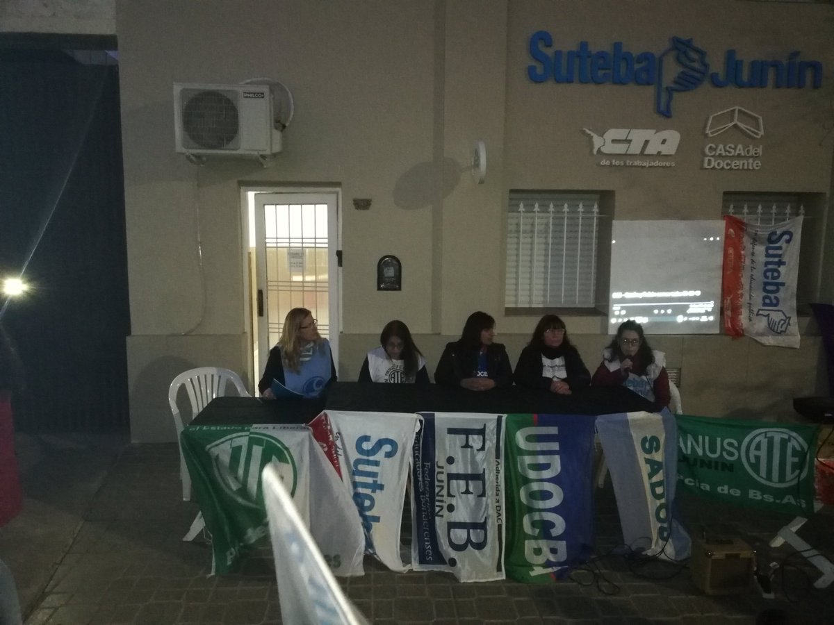 Profe12's tweet photo. Se cumple un año del asesinato de #SandraYRuben todavía seguimos esperando justicia #VidalEsResponsable también el interventor del consejo escolar de moreno #nasif @SadopJunin @sadoppba @PatoSadop @JuanCascardo @sadopnacion @Gabriel20003644 @LujanRivas5 #SandraYRubenPresentes https://t.co/nrxDPHczOE