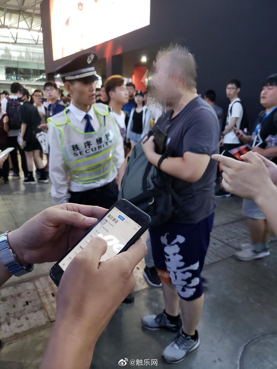 ZhugeEX's tweet photo. When Mihoyo unveiled Genshin Impact for PS4, many noted the game was inspired by BOTW. 

Some fans of BOTW are upset that Sony is promoting this game because of the similarities + they think it’s shameless of Sony. 

This man smashed his PS4 at ChinaJoy in protest. https://t.co/jwJqwREgaz