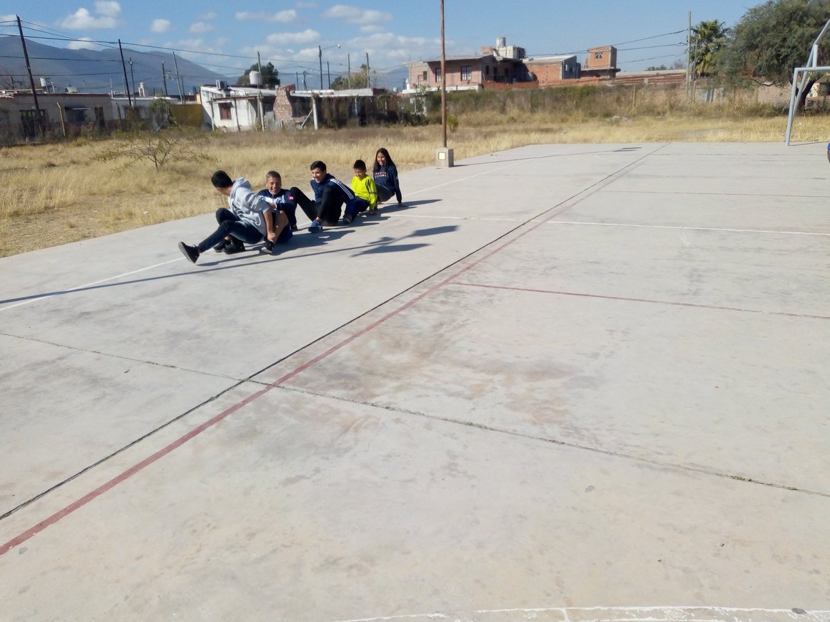 Rodrigocuervo10's tweet photo. Trabajando en equipo junto a la profe Fer. @artydance23 @roxanamilena3 @FelipeV55628813 @patriciapinasco @fguillesaavedra @YanilMarisol @lubassi https://t.co/tl8PGZ1Kn5