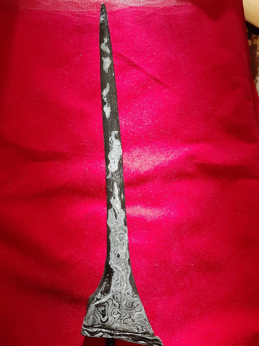 Awan_publica's tweet image. Pendatang baru, setelah selesai dicuci dan warangi, pamornya terlihat cerah. 

Dapur Tilam, pamor pendaringan kebak. Tangguh estimasi Mataram.
#JavaHeritage
#Keris
#ancientarcheology