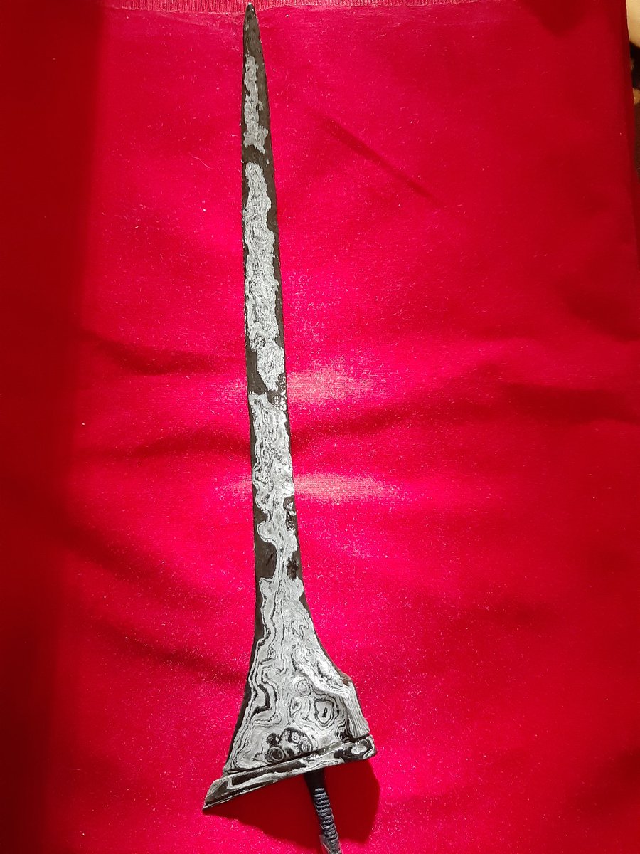 Awan_publica's tweet image. Pendatang baru, setelah selesai dicuci dan warangi, pamornya terlihat cerah. 

Dapur Tilam, pamor pendaringan kebak. Tangguh estimasi Mataram.
#JavaHeritage
#Keris
#ancientarcheology