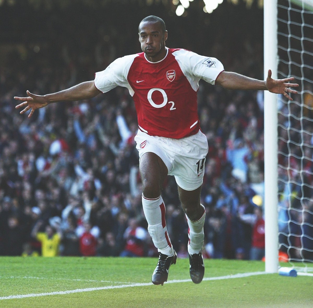FourFourTweet's tweet photo. He was the first player to score more than 20 Premier League goals for five consecutive seasons and voted the best PL player of the 2000s

The most Premier League Golden Boot awards in history.

He's an invincible, too.

On this day in 1999, Thierry Henry signed for Arsenal. https://t.co/42Mz2IgoIq