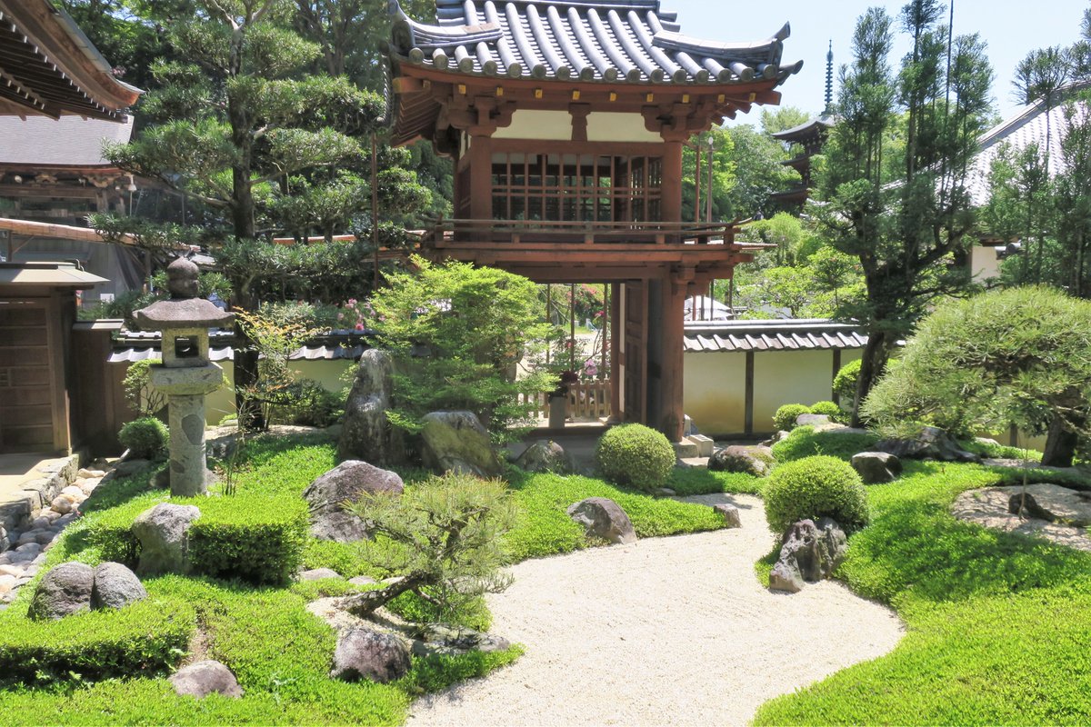 Tokyonobo's tweet image. Oka-dera is an old Buddhist temple in the historic Asuka area of Nara Prefecture. Japanese garden adjacent to the temple's building is small but so impressive. #岡寺 #明日香
