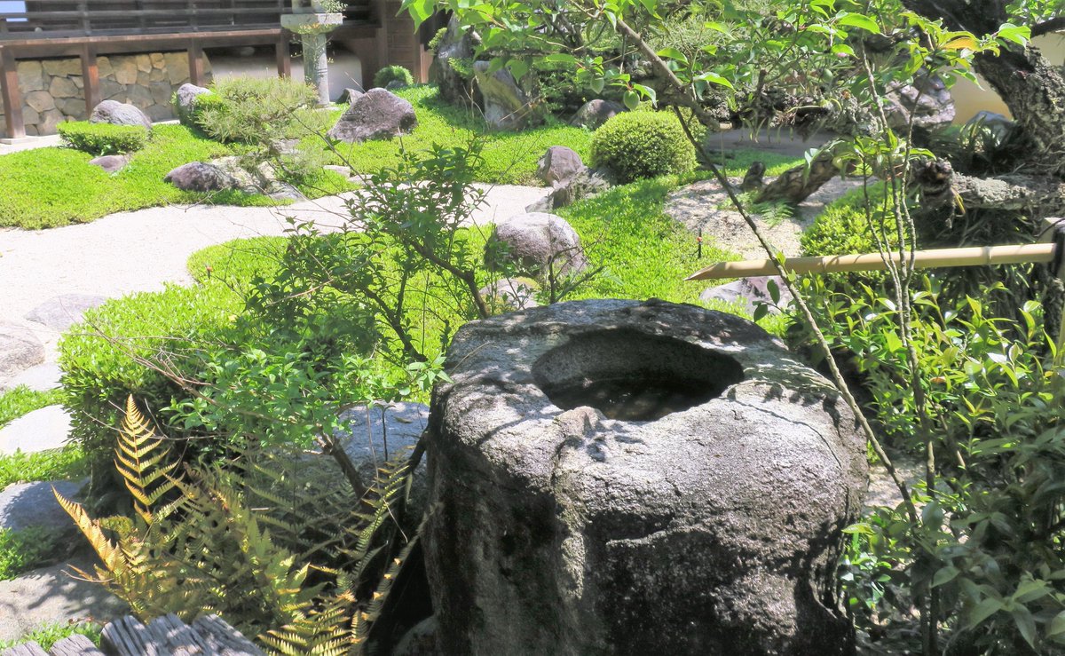 Tokyonobo's tweet image. Oka-dera is an old Buddhist temple in the historic Asuka area of Nara Prefecture. Japanese garden adjacent to the temple's building is small but so impressive. #岡寺 #明日香