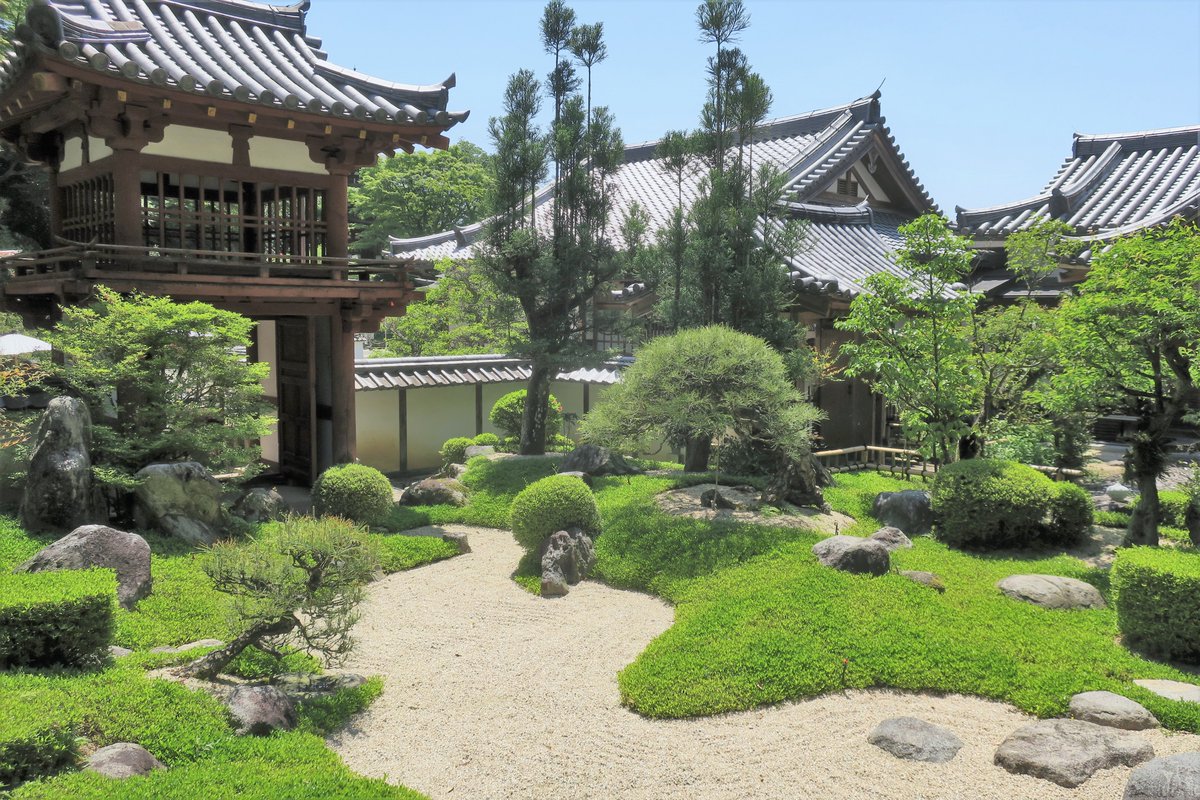Tokyonobo's tweet image. Oka-dera is an old Buddhist temple in the historic Asuka area of Nara Prefecture. Japanese garden adjacent to the temple's building is small but so impressive. #岡寺 #明日香