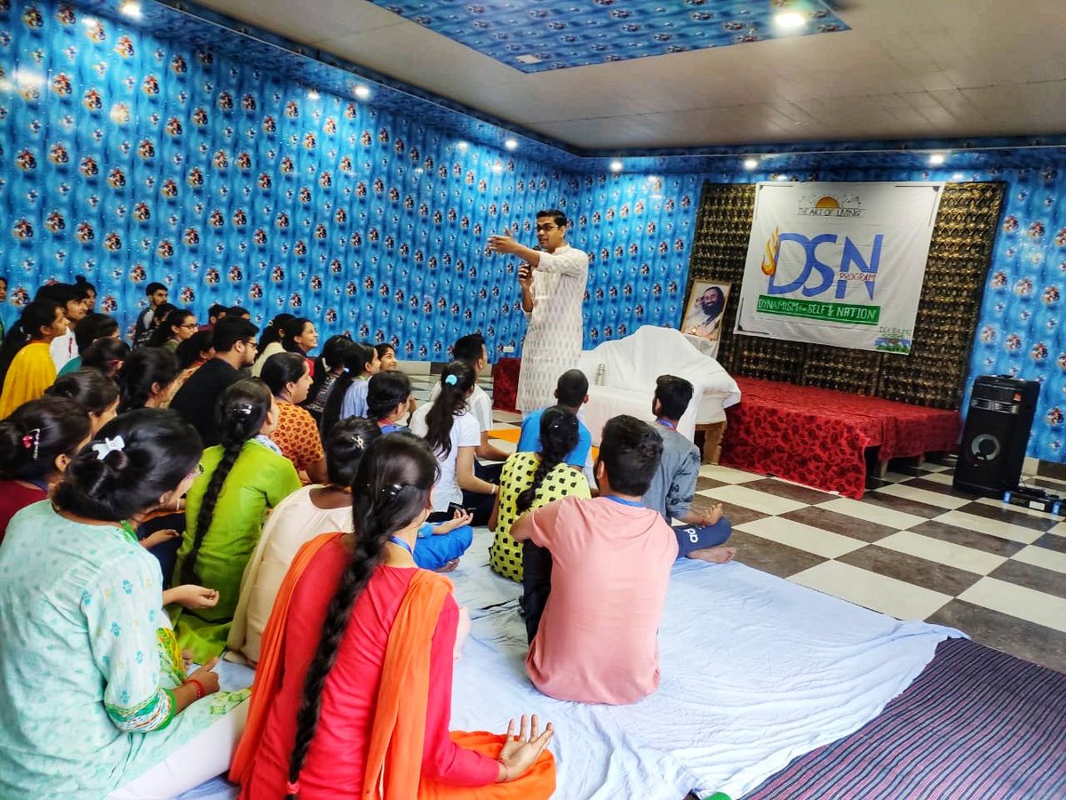 viratchirania's tweet photo. Day 3 of the Youth Special DSN in Hamirpur, Himachal! 

100 super charged up youth going MAD - Making A Difference! Innocence n Dynamism - rare combination visible in Himachal Youth! 

DSN backdrop is hand-painted!! Sooo cool!! Superbly org by @sancy_sharma

#HimachalDSNwithVC https://t.co/tPtQVPVWgi