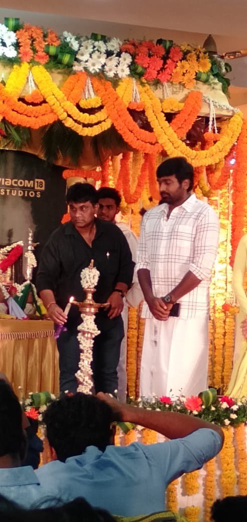 sparkanandh's tweet image. Makkal selvan @VijaySethuOffl  arrives !!
#TughlaqDurbarPooja 

@aditiraohydari @DDeenadayaln @Lalit_SevenScr @7screenstudio @Viacom18Studios @govind_vasantha @iamarunviswa #SparkUpdate