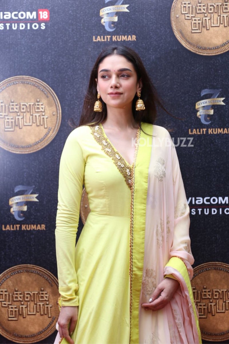 sparkanandh's tweet image. @aditiraohydari  arrives !!
#TughlaqDurbarPooja 

@VijaySethuOffl @DDeenadayaln @Lalit_SevenScr @7screenstudio @Viacom18Studios @govind_vasantha @iamarunviswa #SparkUpdate