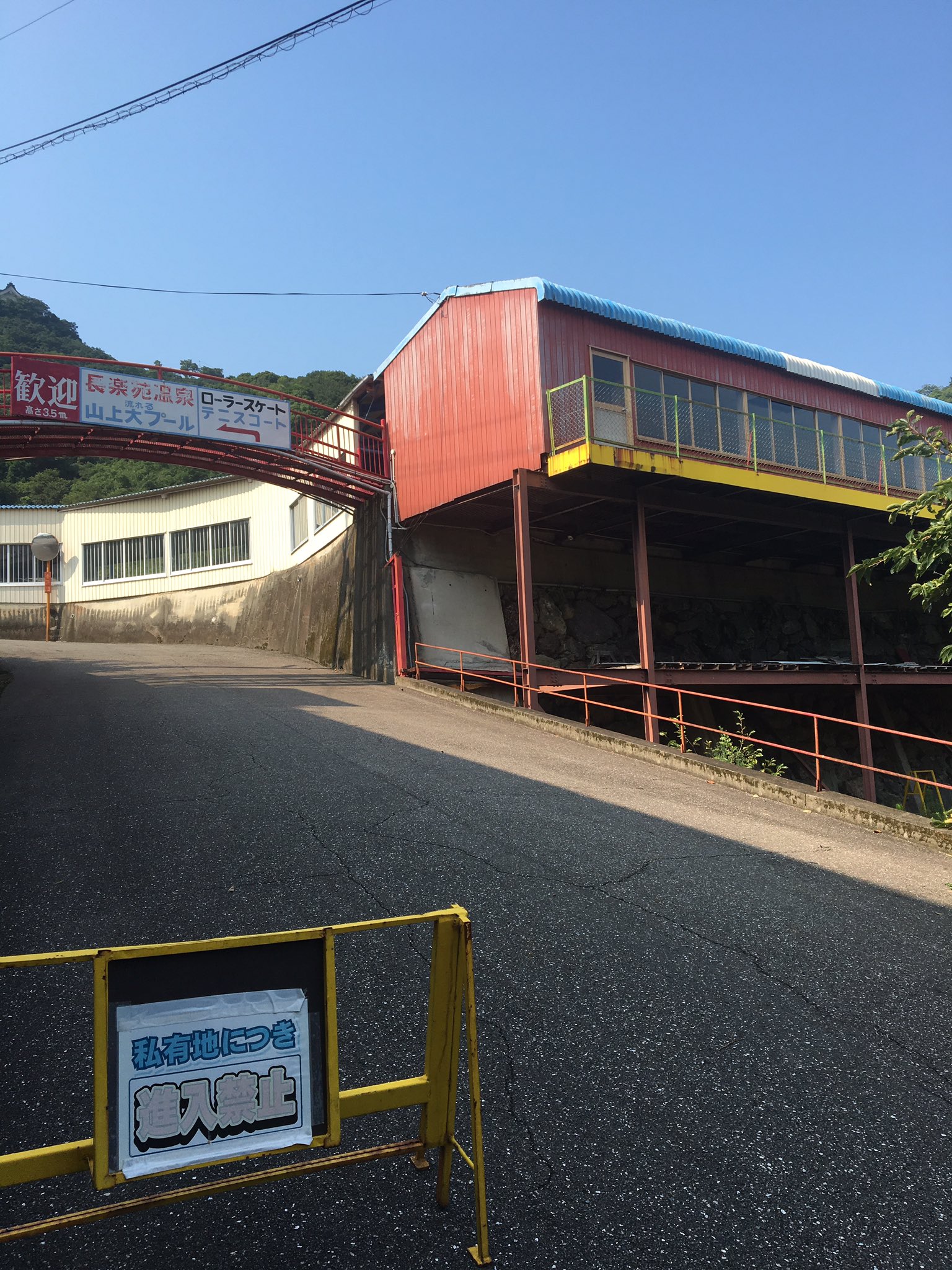 ライ 小学生の頃に夏になると度々行っていた小松島市の日の峰山上プール メインの流れるプールとかいろいろあって思い出の地だから十数年振りに行ってみたら人っ子ひとりいないしそもそも営業していなくて完全に廃墟になっていて寂しいね ライ 小学生の頃に夏になると度々行っていた小松島市の日の峰山上プール メインの流れるプールとかいろいろあって思い出の地だから十数年振りに行ってみたら人っ子ひとりいないしそもそも営業していなくて完全に廃墟になっていて寂しいね