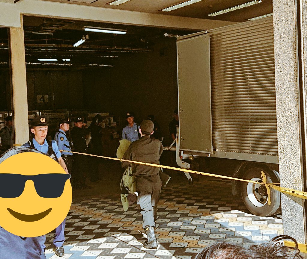画像 え 渋谷のモアイ像のとこに爆発物処理班的な装備の人がごりごり集まっててタクシー乗り場も封鎖されてるんだが T Co Twwbtjel8f まとめダネ