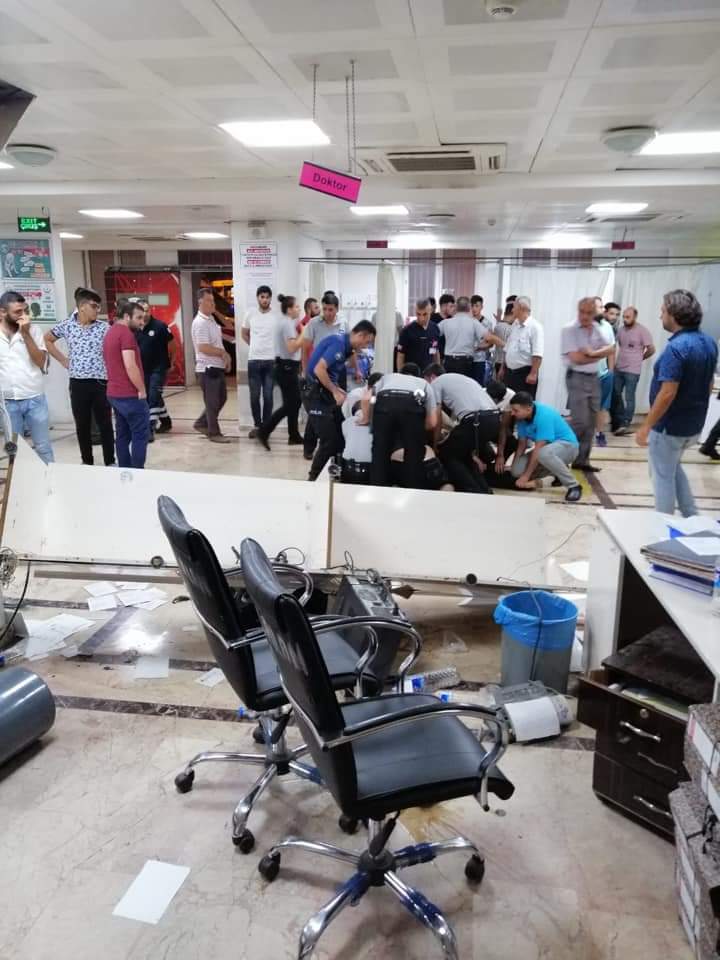 Hayır acil servise vahşi bi hayvan veya kamyon girmemiş

Bu manzarayı hasta yakınları yapmış, hangi gerekçe bunu haklı kılar?

Sağlıkta şiddet terörüne karşı somut önlemler ne zaman alınacak? Doktoru aramak süslü açıklamalar yapmak dışında?

Neden herkes kulağının üstüne yatıyor?