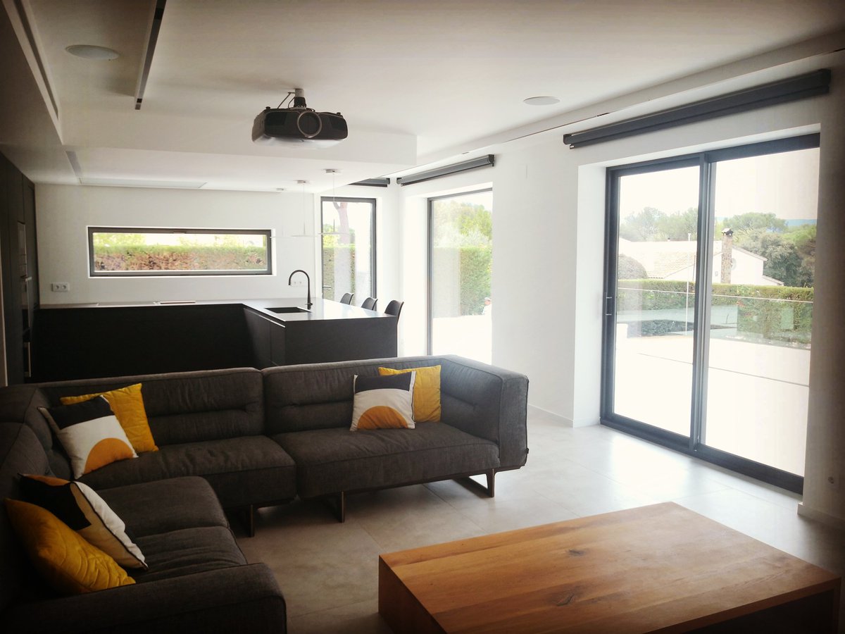 Obertures's tweet image. Instalación de ventanas Kline color Noir Sable texturado, con cristales de seguridad y control solar para casa unifamiliar en el Vallès. 
Luz, aislamiento y diseño ✔️
Obertures  ⭐⭐⭐⭐⭐
#kline #laventanaluminosa #ventanasaluminio #Aluminum #aluminio @KLINEventanas