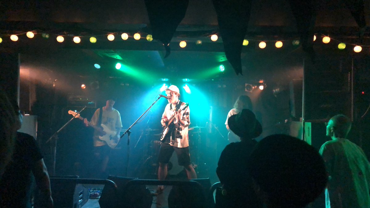 chikamatsu527's tweet photo. 🎉👨👩👦👦本日はLocal Class👨👩👦👦🎉
トリ前のcOups.が始まりました〜!!!!
かっこいい...
そしてこのイベントももうすぐ終演...
#localclass
#下北沢近松 https://t.co/QYbY1EzLc9