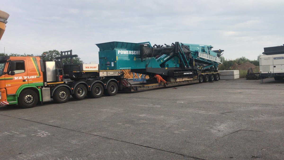 Gisteren is deze nieuwe Powerscreen Chieftain 2100 Bivitec voor Fuhler Loon- en verhuurbedrijf #alwaysready binnengekomen op onze vestiging in Hardenberg.

Hij zal snel geleverd gaan worden zodat hij in de fijne fracties grote capaciteiten kan gaan produceren 

#serviceensupport