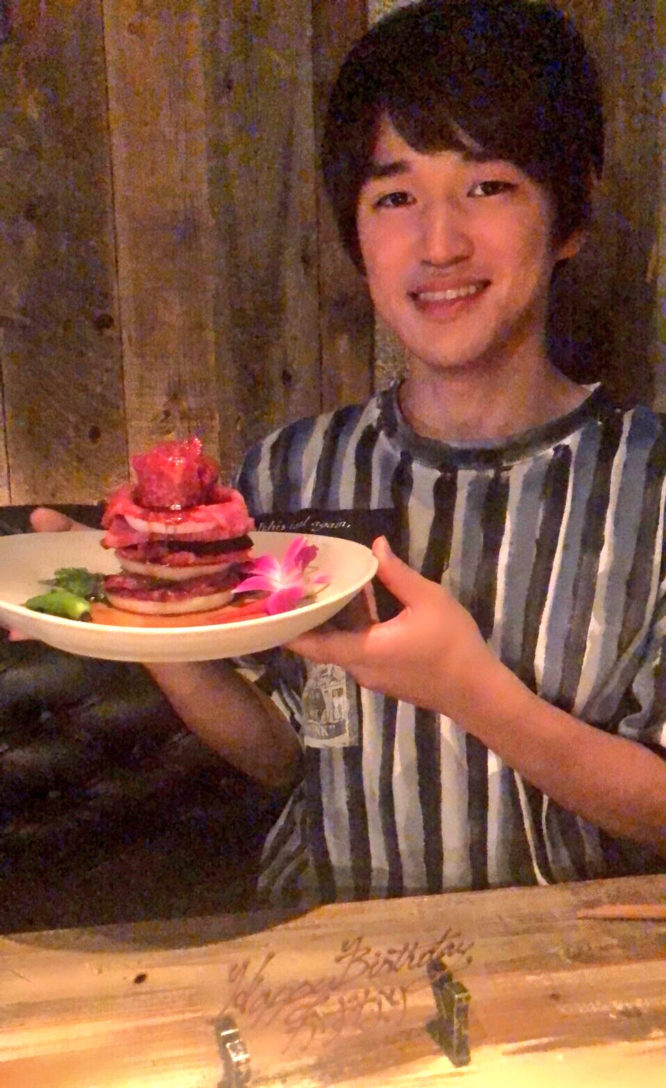 吉岡 一成 モンチッチ公認レーシングドライバー こんばんは 今日は23回目の誕生日 夕方まで2人と過ごして 夕ご飯は焼肉 肉ケーキに感激しつつ幸せな23回目の誕生日でした こんな僕ですが 今後ともよろしくお願いいたします 誕生日 焼肉