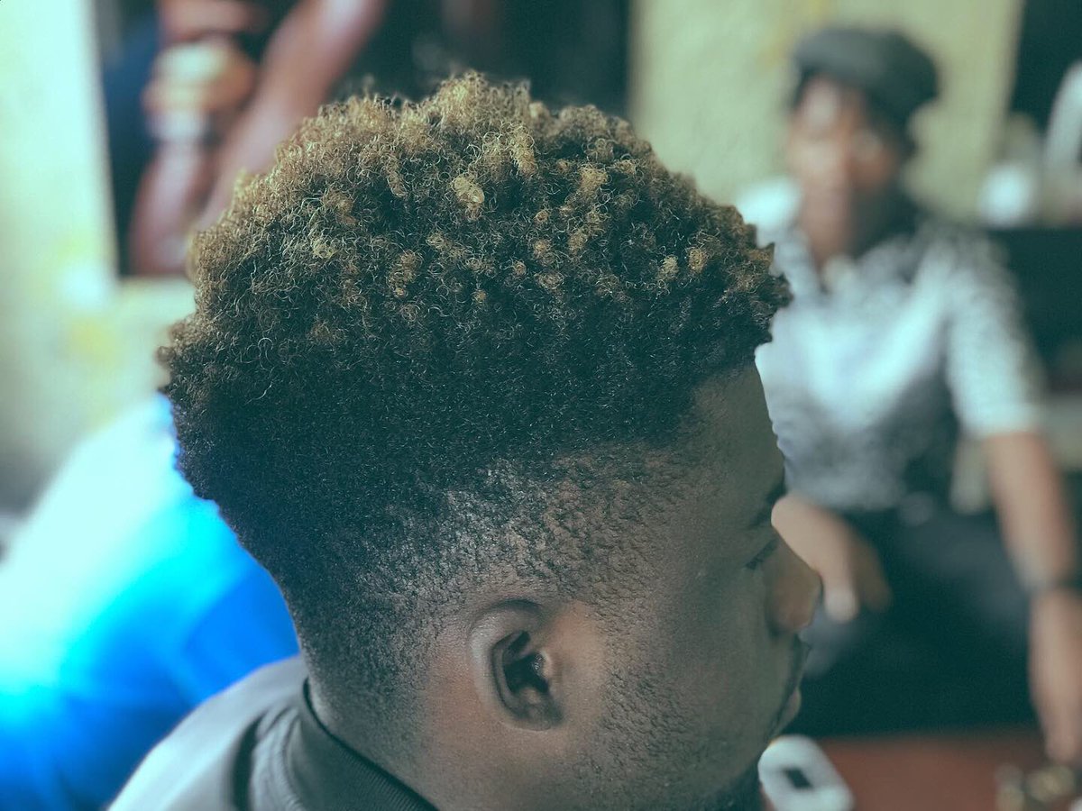 NobiLocs's tweet photo. BEHIND THE SCENES WITH OUR MODELS IN KINSHASA WITH OUR MODELS AND CREATIVE DIRECTOR @JeanxDaniel https://t.co/1qn982W0Hl