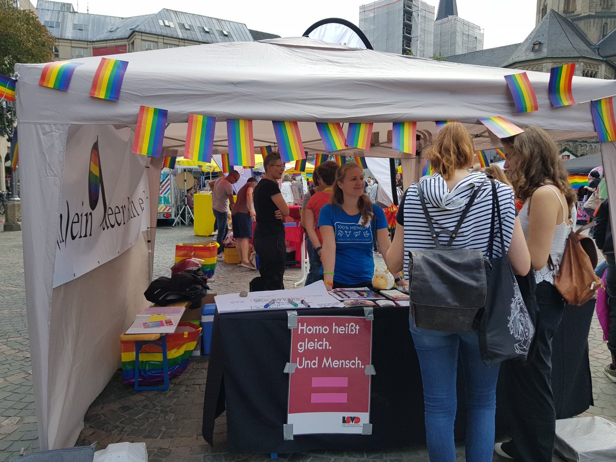 LSVD_NRW's tweet photo. Heute sind wir mit dem @lsvd bei Beethovens Bunte in @BundesstadtBonn dabei, zu Gast am Stand von Rheinqueer. Ein schöner bunter #CSD - kommt gerne vorbei! 🏳️🌈 https://t.co/cXrbHHjOts