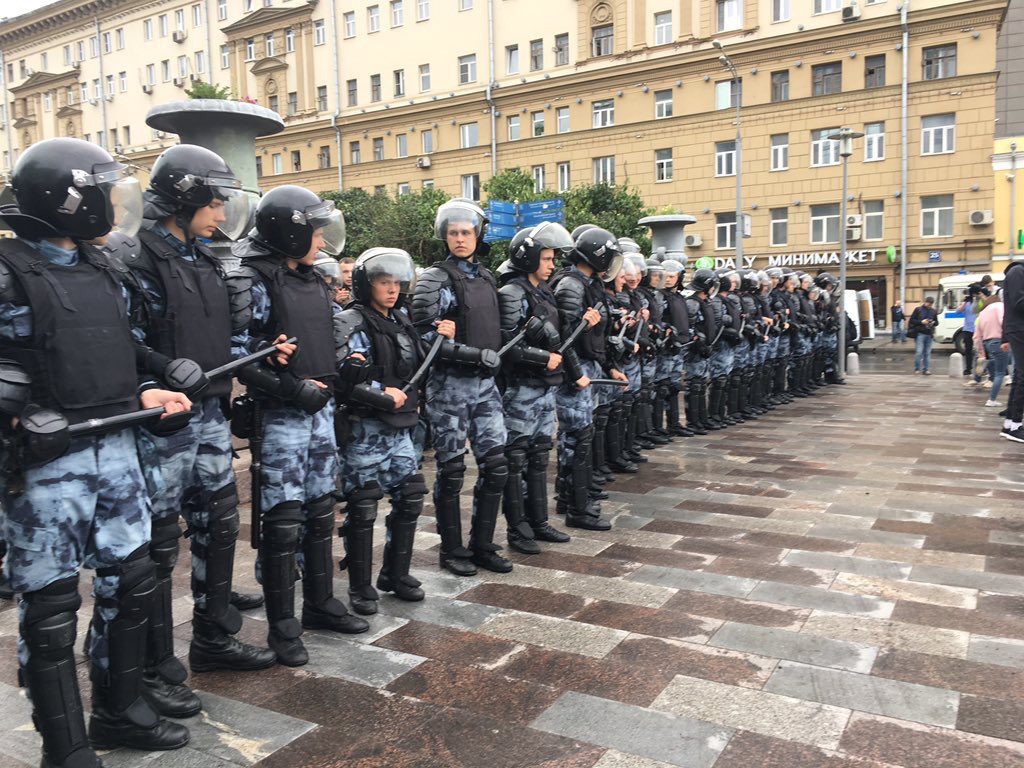 Оцепление жилых помещений. Оцепление. Полицейское оцепление. Росгвардия оцепление. ОМОН оцепление.