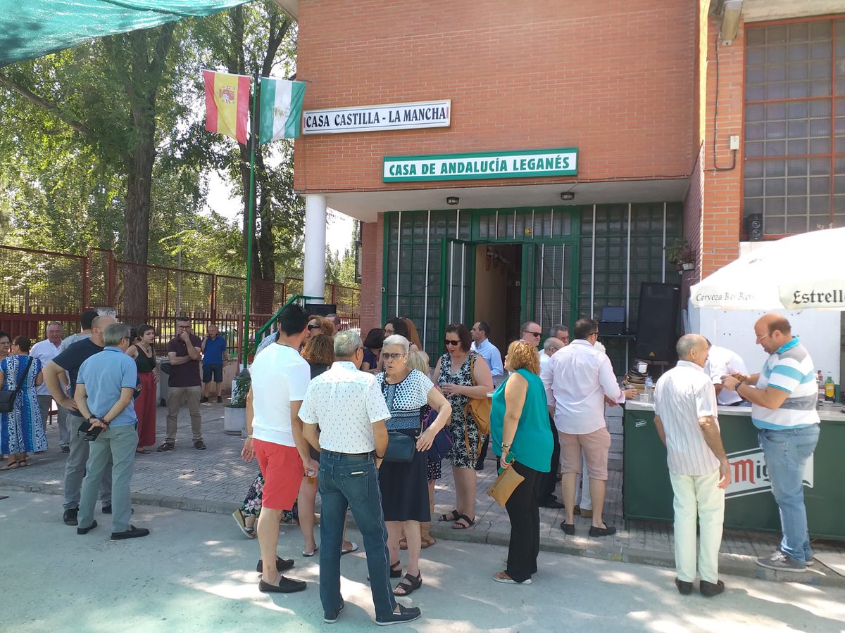 💚 El socio más antiguo de la <a href="/CasaAndalucia/">CasaAndaluciaLeganes</a>, Ángel Carrillo, firma hoy en el libro de honor

✌ Esta entidad regional cumple 40 años en #Leganés

🎉 Les acompañan l@s concejal@s del Gobierno local @Evaestaporaqui, @Migarey19Miguel, MA Gutiérrez, Conchi Saugar y ediles Coporación