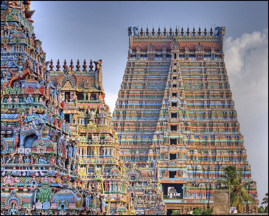 AkshayNEdake's tweet photo. Usually there are temples in town, but here the town is in the Temple!
Srirangam - The world's biggest temple complex. @TempleSrirangam
#Srirangam #RanganathaSwamy https://t.co/bxHzOXqLXd