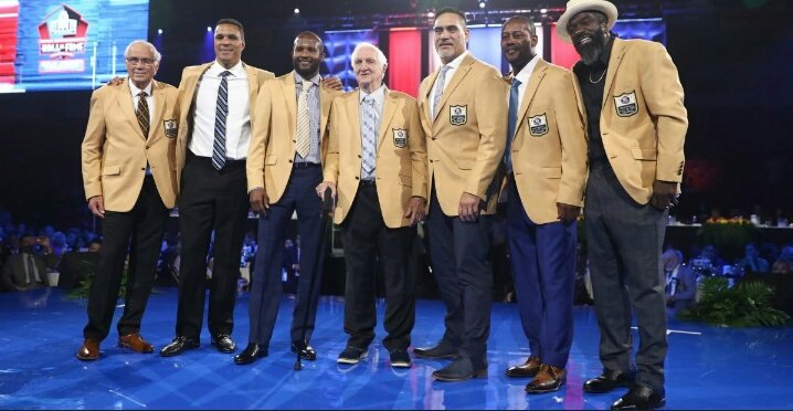 jetsbr12's tweet photo. Ex-C Kevin Mawae do #Jets recebendo a Golden Jacket ontem a noite. Agora ele é oficialmente um Hall of Fame. #NFL100 #NFL #NFLBrasil #JetsCentral #JetsCamp #JetUp #PFHOF19 #TakeFlight https://t.co/eUop3KbM4B