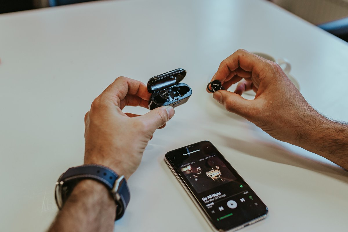 SceptrLS_Alex's tweet photo. Recharge up to three times without connecting to a separate power source. Simply place the soundBuds back in their holder and they recharge.
#audiophile #music #audio #hifi #highendaudio #wireless #bluetooth #truewireless #wirelesshifi
https://t.co/Kg61He6mxm https://t.co/JHsTb082Ky