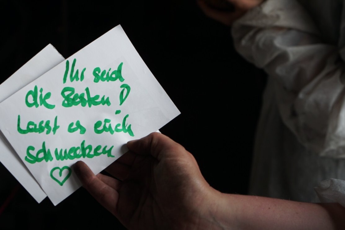 Kokolores_SW's tweet photo. Nachdem die Blockade bereits versorgt wurde, ist die #Küfa nun auch bei den Aktivist*innen am Förderband angekommen. Inklusive dieser Nachricht. 😍 Einen riesen Dank an alle, die das alles organisieren und die Aktion mit ihren Möglichkeiten unterstützen! #GKMabschalten https://t.co/R3L3ejpZYj