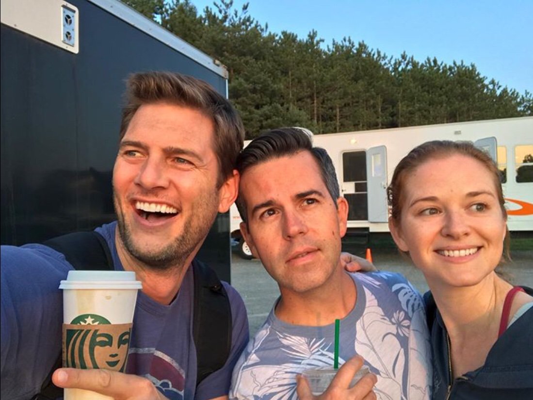 ApHaJa1's tweet image. They really seem to have a lot of fun on set working together those 3 😍😂.  Love this for Sarah - she deserves it.
#TwinkleAllTheWay  #FunOnSet