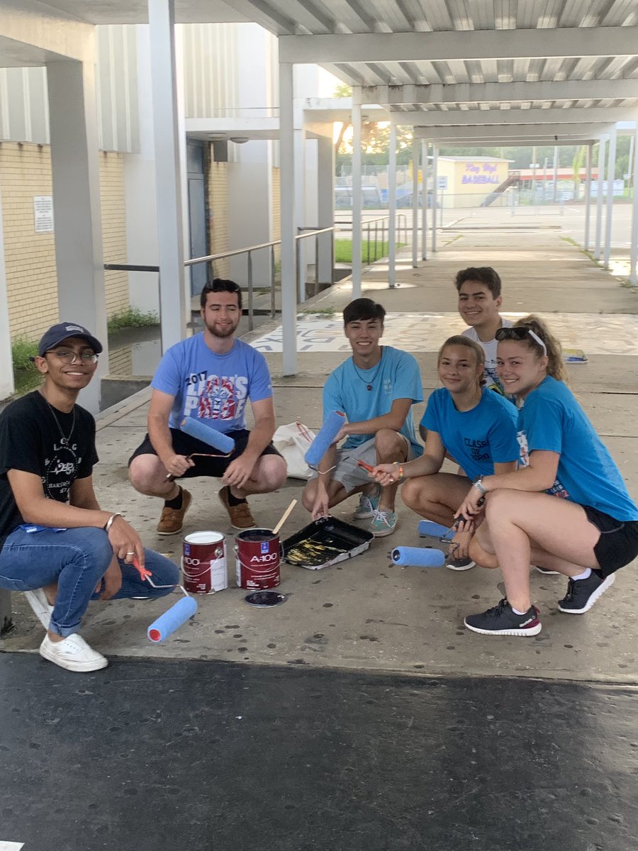 KingHSLions's tweet image. Check out our SGA students coming in early Sat Morning to get their spirit painting done! @KingHSLions @KHSSGA #whoneedstosleepinonasaturday??#dedicatedstudents #lionspride