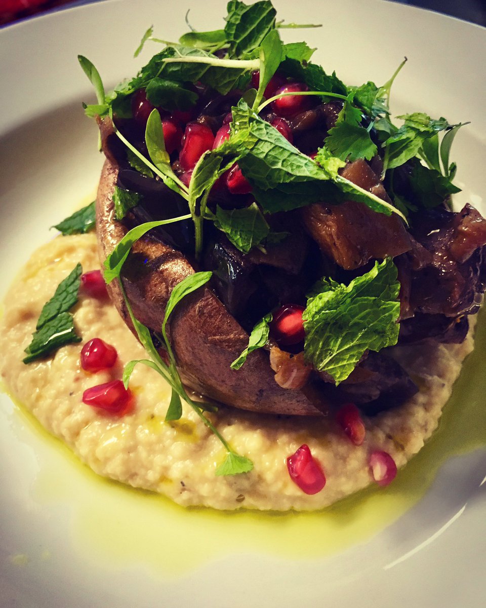 fruinfarm's tweet photo. Baked sweet potato, hummus, spiced aubergine, pomegranate, mint &amp; coriander 🍴 https://t.co/pfsAE4gNTd