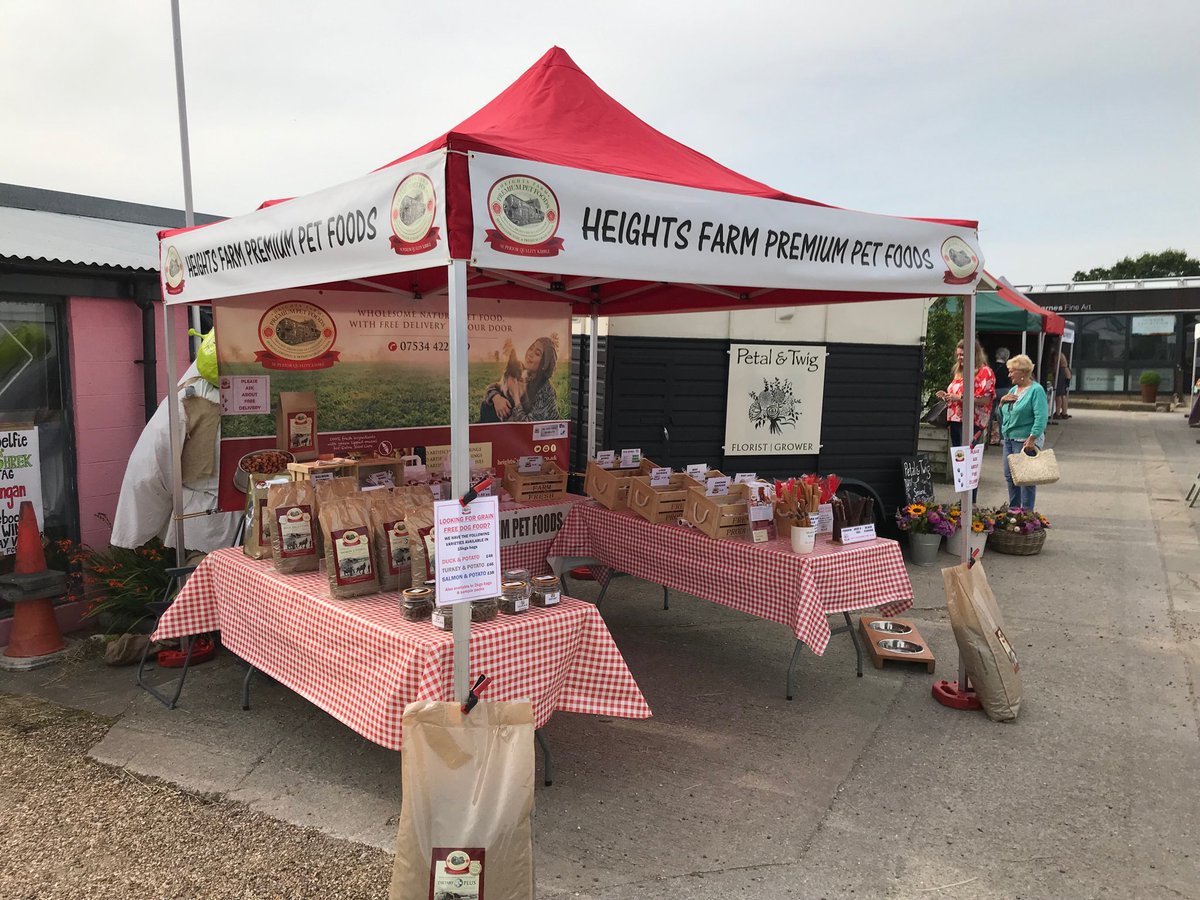 Heightsfarmsue's tweet photo. All set up at #CedarFarm #FarmersMarket. Lots of #Food and #Crafts. Sun is shining and we look forward to seeing you and your #Dogs 🐕🐾🐾🐕 https://t.co/7HQYuSOIeE
