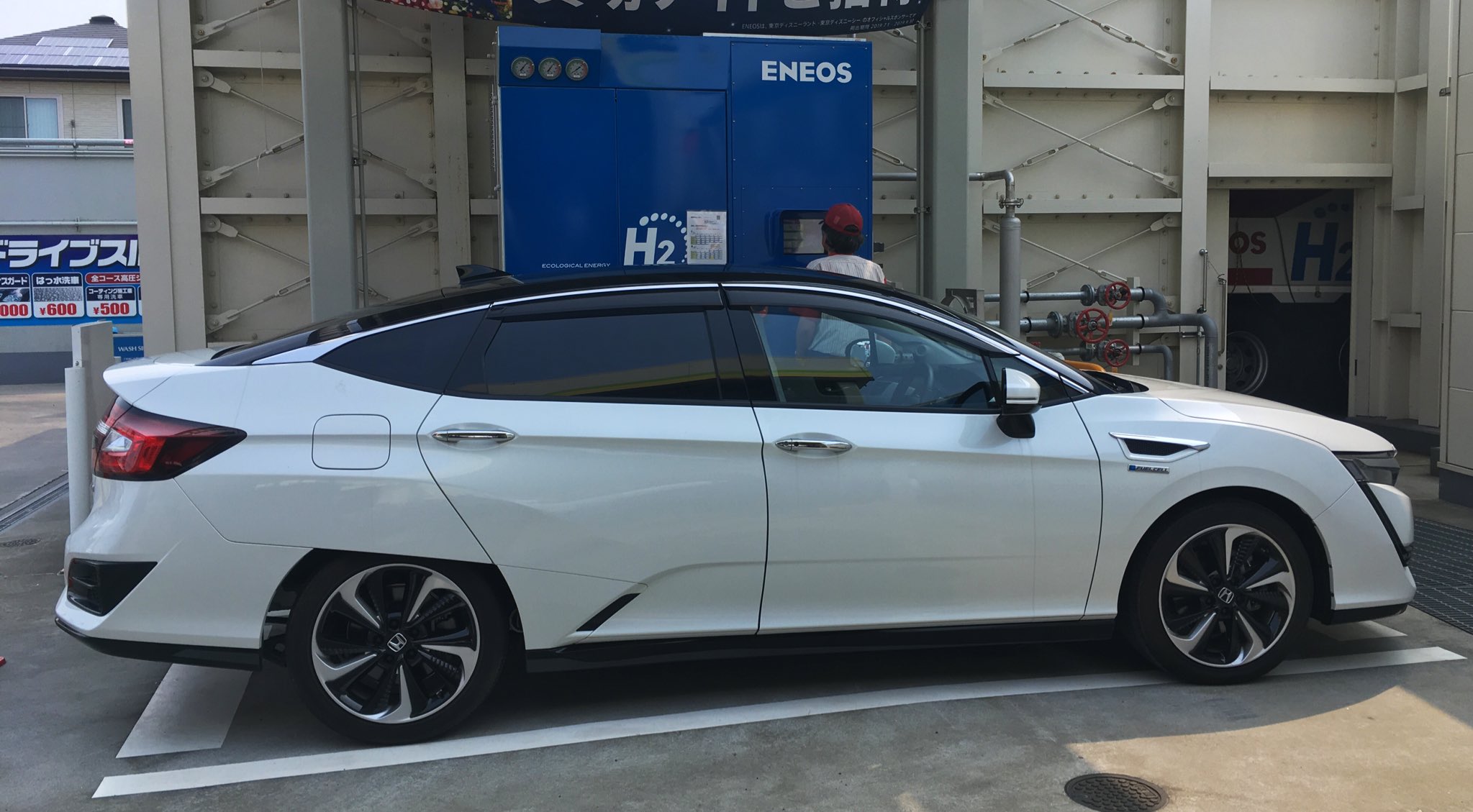 ゆるーくクルマと楽しもう Byハマックス 水素チャージするのって結構早いんですね 時間にして5分くらい これならガソリン入れるのとそんなに変わらないから 電気自動車の急速充電 30分 より現実的で良き それにしてもクラリティ なかなか