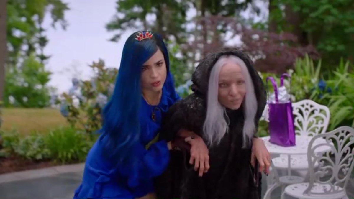 dofiacarson's tweet photo. i still am laughing... 😂 #descendants3 @SofiaCarson @DoveCameron https://t.co/NohDzlk4NR