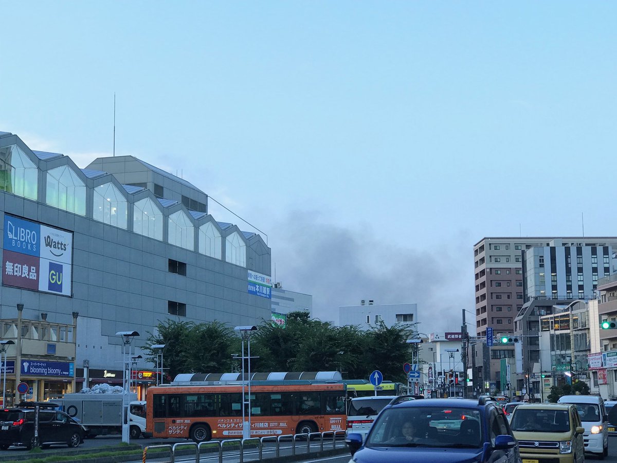 Akamomo Papa 本川越駅から見て 連雀町方面に黒煙が上がってるけど 火事なのか 自宅方面なのが気になる ｰ ｰ 本川越