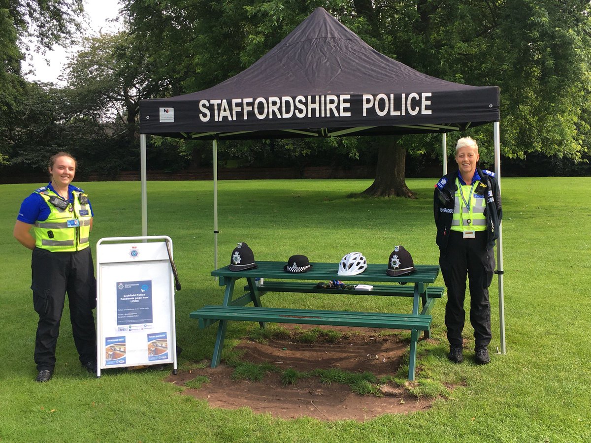 LichfieldPolice's tweet photo. Local PCSO available at Beacon Park this morning until 12pm, any questions, concerns or advice for the Lichfield District please come and speak with them they will be happy to help #lichfield #nptshift3 #streetmeet #beaconpark #communityengagment @lichfieldnpt https://t.co/3xIUeiGVWa