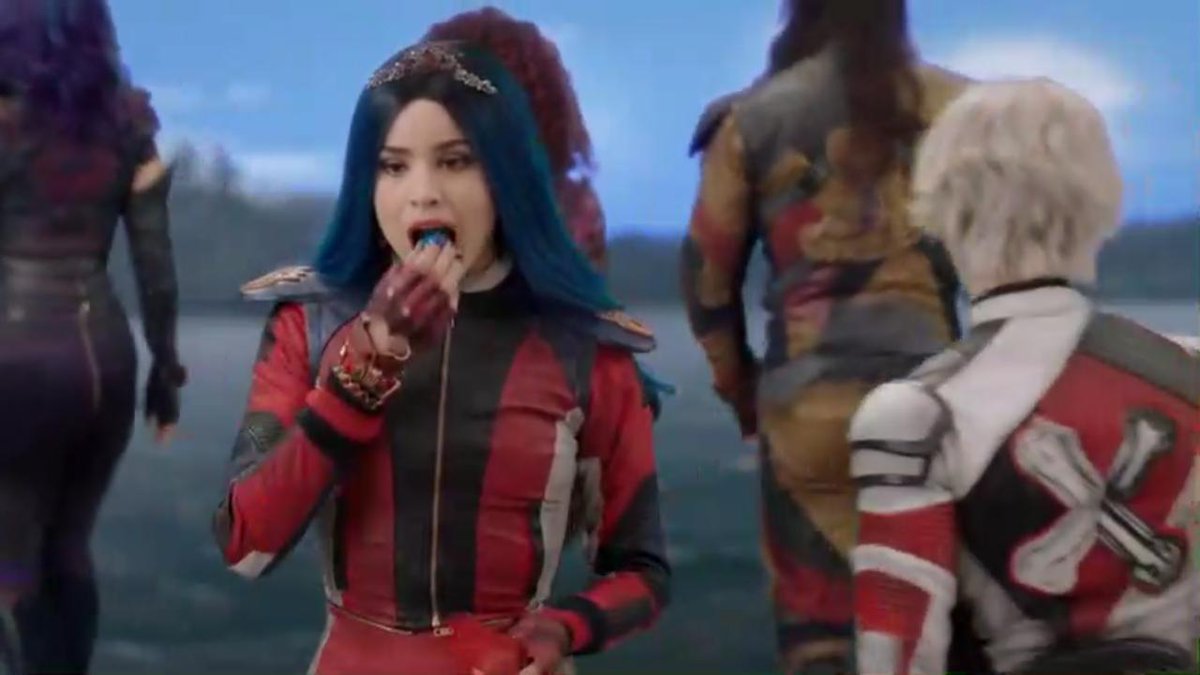 dofiacarson's tweet photo. "who wants gum?" - Evie, 2019 #descendants3 @SofiaCarson https://t.co/gn0UeaCERj